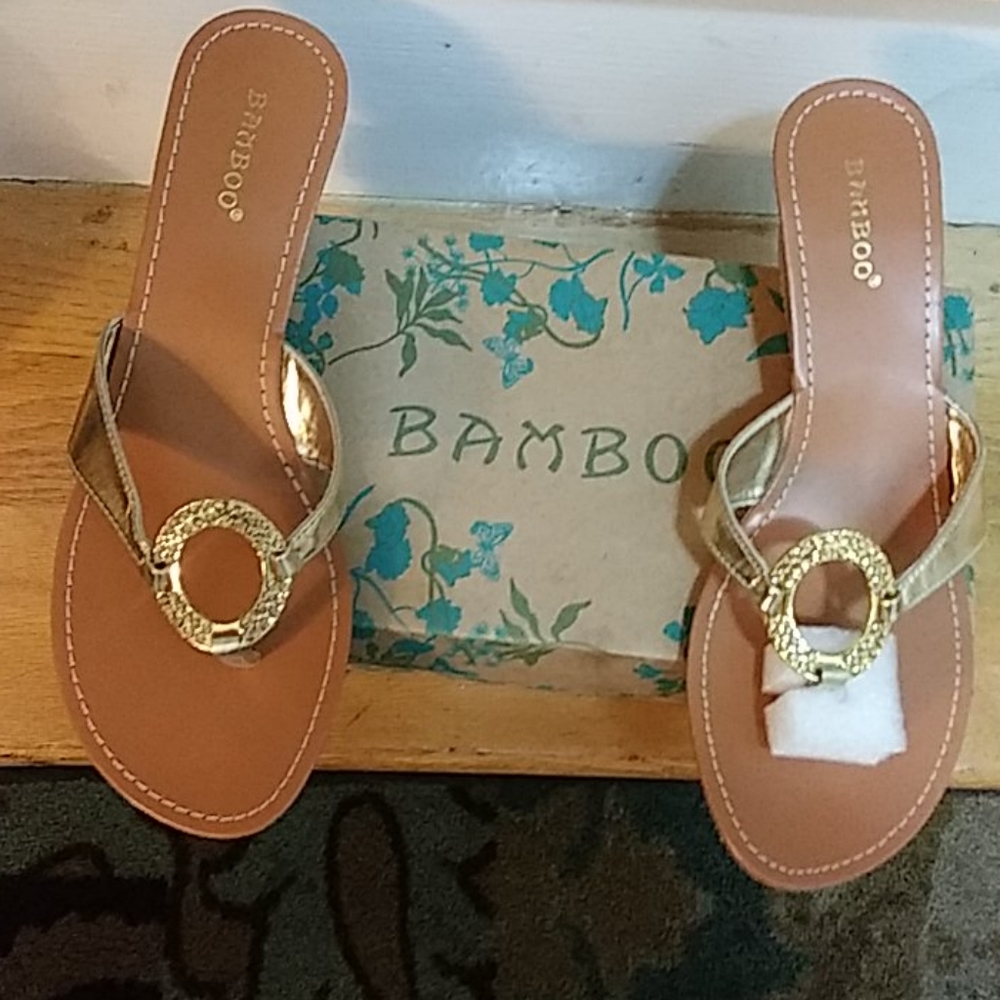Flat sandals